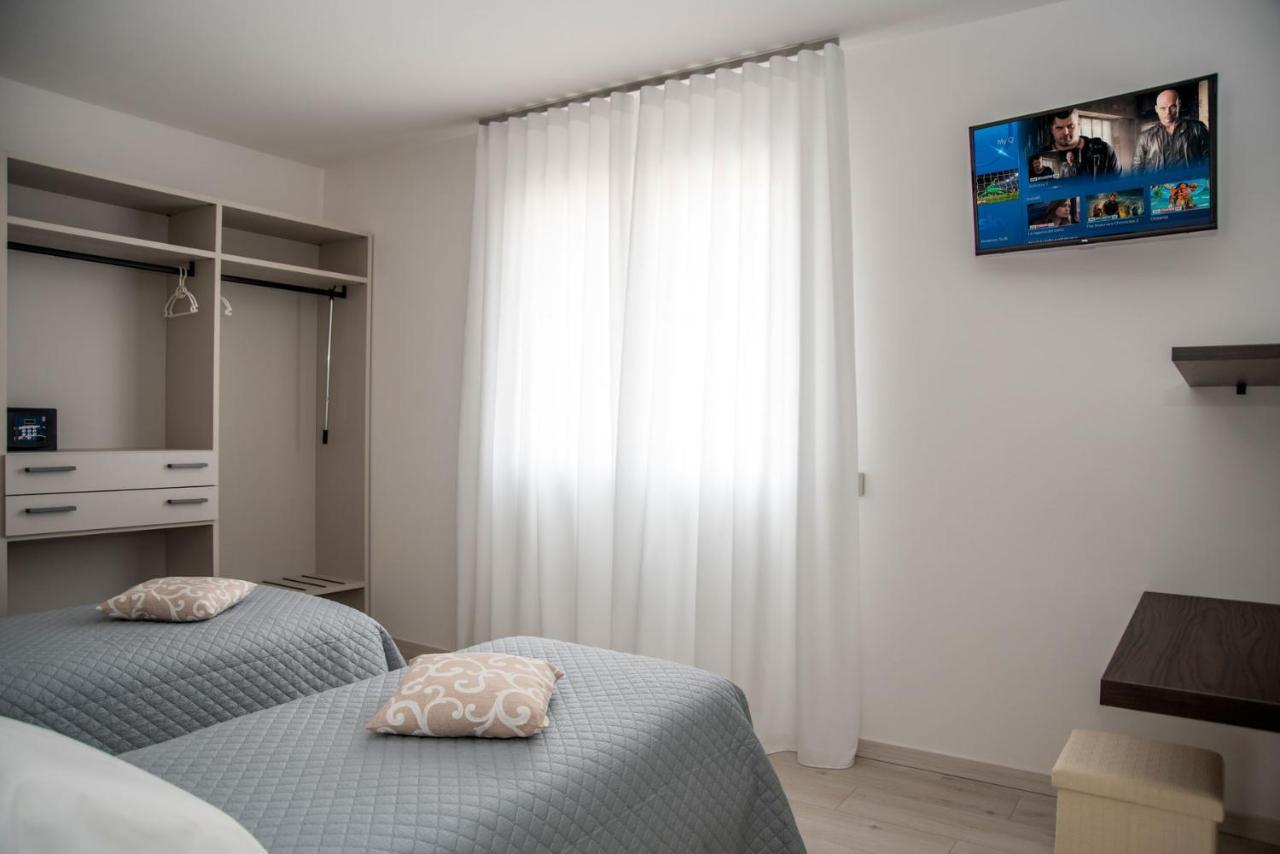 Camelot Red - Appartamenti เวโรนา ภายนอก รูปภาพ