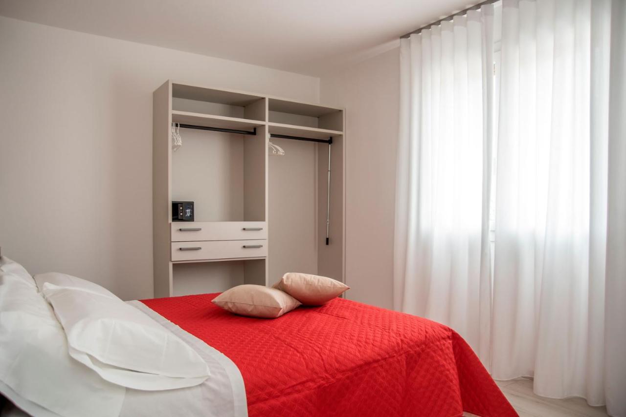 Camelot Red - Appartamenti เวโรนา ภายนอก รูปภาพ