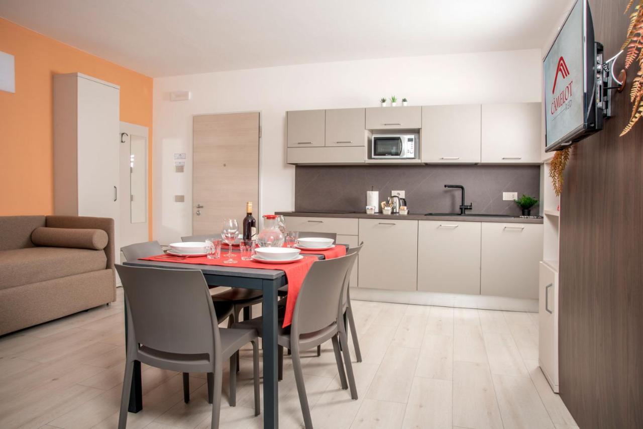 Camelot Red - Appartamenti เวโรนา ภายนอก รูปภาพ