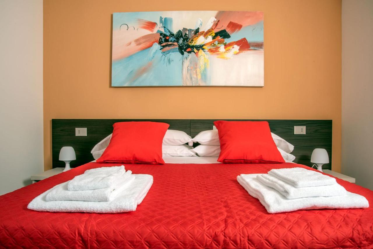 Camelot Red - Appartamenti เวโรนา ภายนอก รูปภาพ